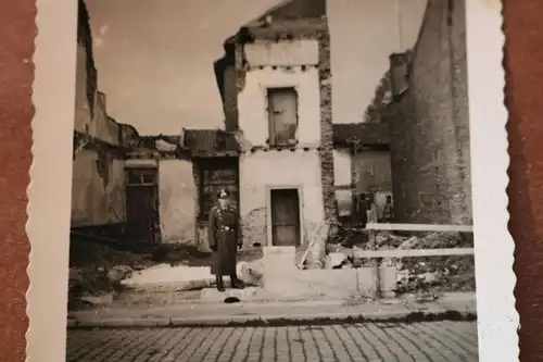 altes Foto  zerstörtes Haus  - Ort ??? rückseitig beschrieben