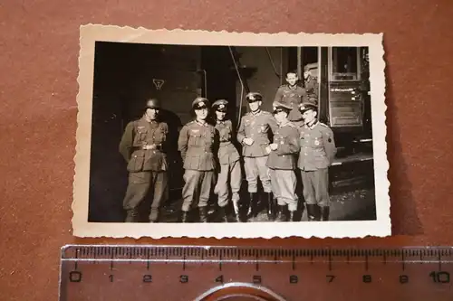 tolles altes Foto Gruppe Soldaten vers. Auszeichnungen, Krimschild ? Eisenbahn