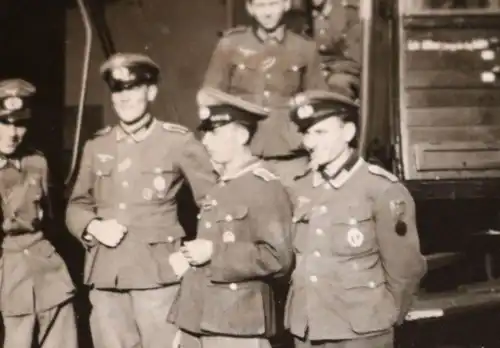 tolles altes Foto Gruppe Soldaten vers. Auszeichnungen, Krimschild ? Eisenbahn