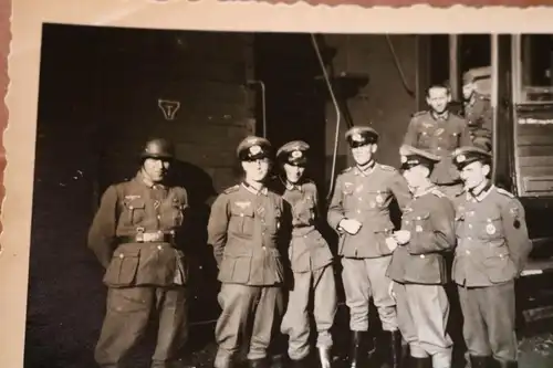 tolles altes Foto Gruppe Soldaten vers. Auszeichnungen, Krimschild ? Eisenbahn