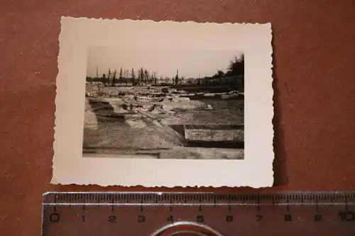 altes Foto  komplett zerstörtes Stadtteil - Ort ???  Hintergrund Windmühle