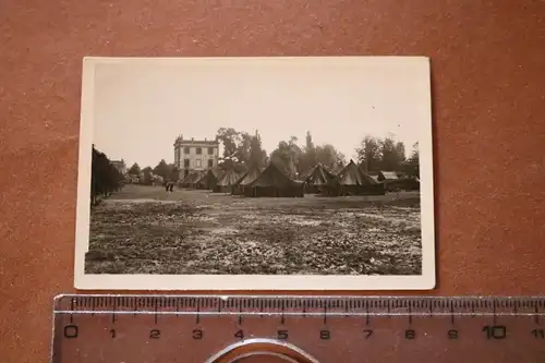 tolles altes Foto - Schwarze Zelte vor zerstörter Ortschaft ?? rückseitig franzö
