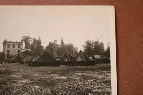 tolles altes Foto - Schwarze Zelte vor zerstörter Ortschaft ?? rückseitig franzö