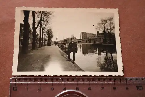 tolles altes Foto - Soldat Luftwaffe posiert am Fluß einer Stadt - 1941 - Ort ?