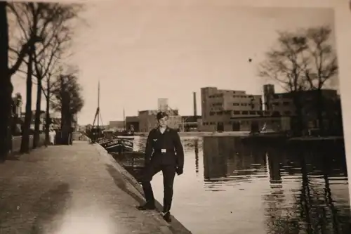 tolles altes Foto - Soldat Luftwaffe posiert am Fluß einer Stadt - 1941 - Ort ?