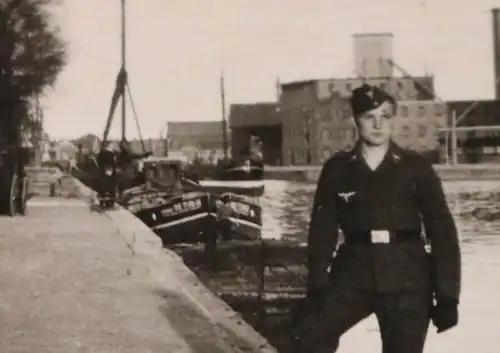 tolles altes Foto - Soldat Luftwaffe posiert am Fluß einer Stadt - 1941 - Ort ?