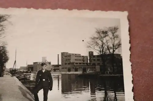 tolles altes Foto - Soldat Luftwaffe posiert am Fluß einer Stadt - 1941 - Ort ?
