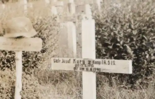 altes Foto -Soldatengräber   Raum Beaurieux   Frankreich  1940