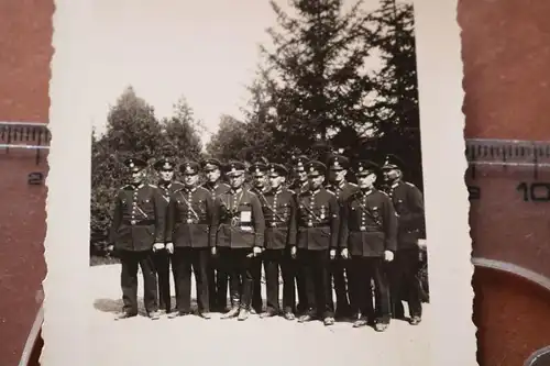 tolles altes Foto - Gruppenfoto - Feuerwehrmänner ? Polizisten ??