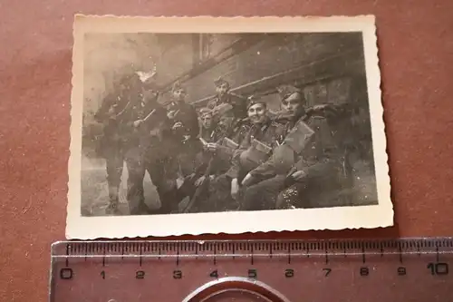 altes  Foto - Soldaten abmarschbereit in Schweidnitz  1940
