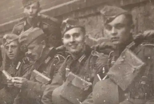altes  Foto - Soldaten abmarschbereit in Schweidnitz  1940