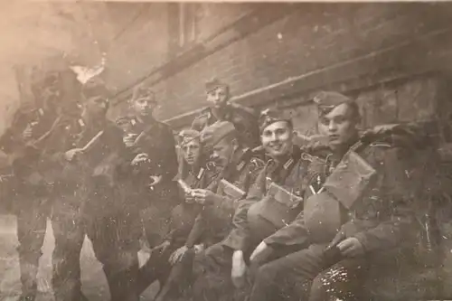 altes  Foto - Soldaten abmarschbereit in Schweidnitz  1940