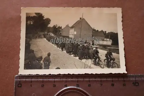 altes Foto - Kriegsgefangene Soldaten marschieren durch Tieghem Flandern