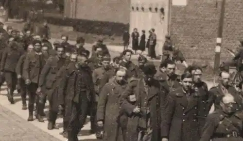 altes Foto - Kriegsgefangene Soldaten marschieren durch Tieghem Flandern