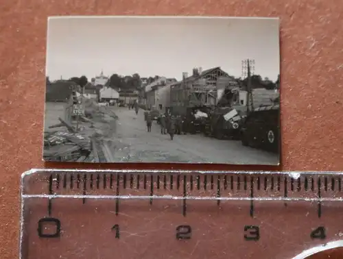 altes kleines Foto - Soldaten Fahrzeuge Nähe der Marne 1940