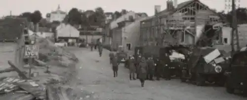 altes kleines Foto - Soldaten Fahrzeuge Nähe der Marne 1940