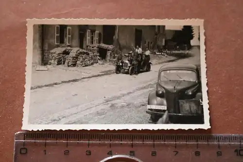 altes Foto  Soldaten mit alten Oldtimer unterwegs - Stellung mit Sandsäcke