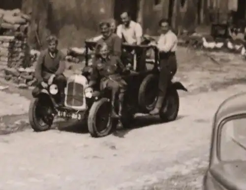 altes Foto  Soldaten mit alten Oldtimer unterwegs - Stellung mit Sandsäcke