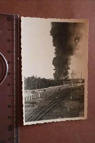 altes Foto  brennende Stadt - Rauchwolken - Eisenbahnschienen