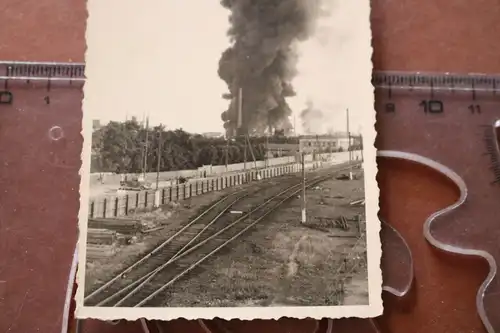 altes Foto  brennende Stadt - Rauchwolken - Eisenbahnschienen