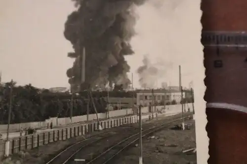 altes Foto  brennende Stadt - Rauchwolken - Eisenbahnschienen