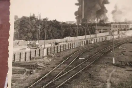 altes Foto  brennende Stadt - Rauchwolken - Eisenbahnschienen