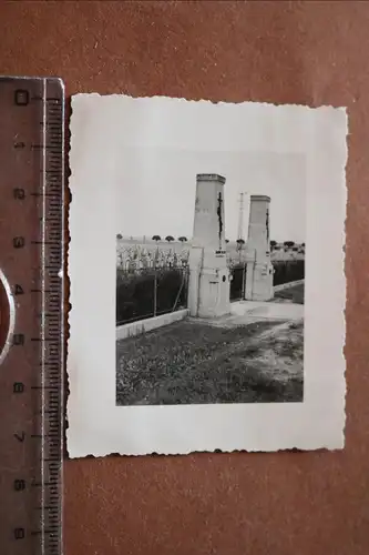 altes Foto - Eingang Ehrenfriedhof bei Verdun ??