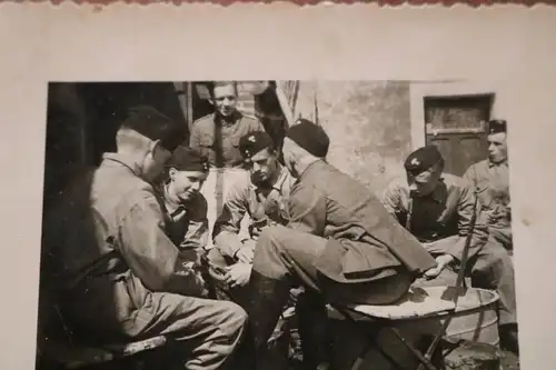 tolles altes Foto - Soldaten mit Schiffchen schwarz sitzen zusammen