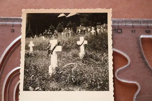 altes Foto -Soldatengräber - Ort ??? Soldaten der Luftwaffe zu Besuch