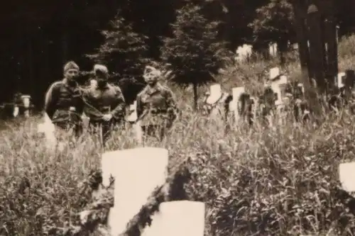 altes Foto -Soldatengräber - Ort ??? Soldaten der Luftwaffe zu Besuch