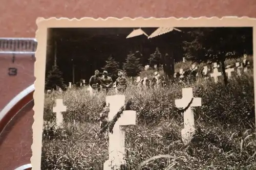 altes Foto -Soldatengräber - Ort ??? Soldaten der Luftwaffe zu Besuch