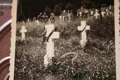 altes Foto -Soldatengräber - Ort ??? Soldaten der Luftwaffe zu Besuch