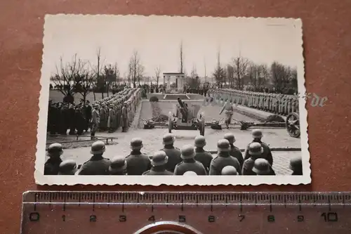 tolles altes Foto -Kriegerdenkmal - Ort ??? Soldaten, Hintergrund Fluss oder See