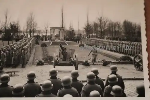 tolles altes Foto -Kriegerdenkmal - Ort ??? Soldaten, Hintergrund Fluss oder See