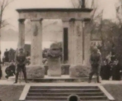 tolles altes Foto -Kriegerdenkmal - Ort ??? Soldaten, Hintergrund Fluss oder See