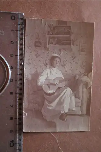 tolles altes Foto - Frau , Krankenschwester ?? mit Gitarre 1917
