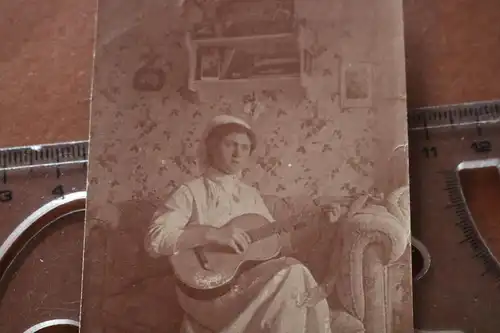 tolles altes Foto - Frau , Krankenschwester ?? mit Gitarre 1917