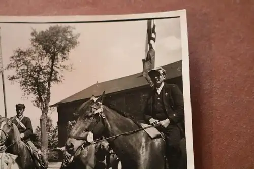 tolles altes Foto - Reiter mit Fahnen , Reitverein ??? Fahne hat Pferdekopf 30-4