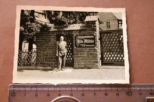 tolles altes Foto - Mann posiert am Eingang Reinhardshäuser Alte Mühle Bad Wildu