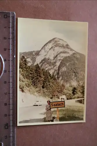 tolles altes Foto - Frau posiert am Ortsschild Saalach - 50-60er Jahre 