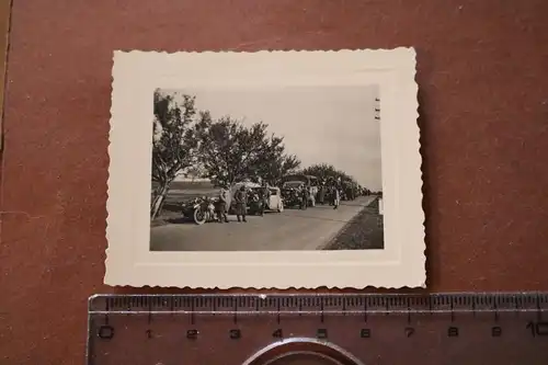 altes Foto -  Soldaten Fahrzeugkolonne - geschmückte Fahrzeuge ?