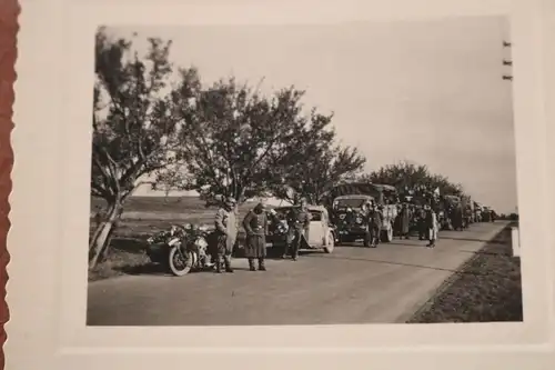 altes Foto -  Soldaten Fahrzeugkolonne - geschmückte Fahrzeuge ?