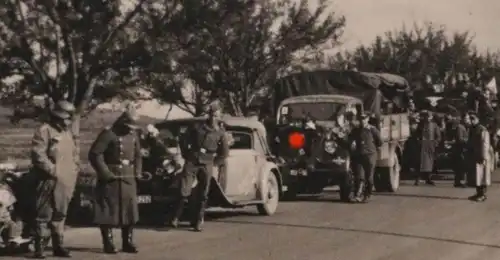 altes Foto -  Soldaten Fahrzeugkolonne - geschmückte Fahrzeuge ?