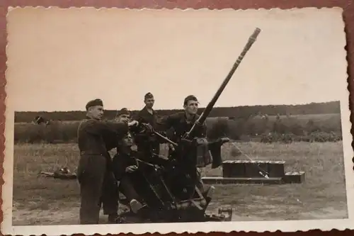 zwei tolle alte Fotos  - Soldaten Flak Abteilung, drei Abschussringe