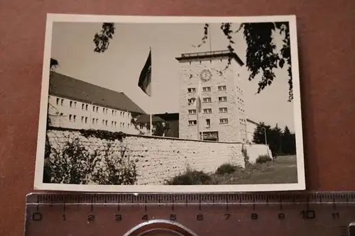 tolles altes Foto -  Kaserne mit Turm und Turmuhr ?? - Ort ??