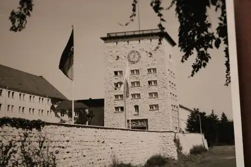 tolles altes Foto -  Kaserne mit Turm und Turmuhr ?? - Ort ??