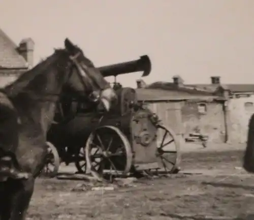 tolles altes Foto - Mädchen auf Pferd - Hintergrund Dampfmaschine Dreschmaschine