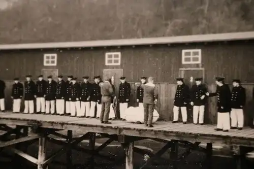 tolles altes Foto -  Matrosen - Bundeswehr ??  an einem Steg