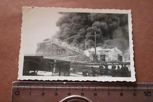  altes Foto - Soldaten brennende Gebäude , Kohlenbühne ??