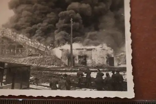 altes Foto - Soldaten brennende Gebäude , Kohlenbühne ??